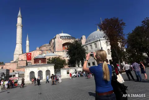 Foreign tourists during a tour in the Tourism places, in Turkey on Oct. 08, 2012. Photo by Ashraf Amra