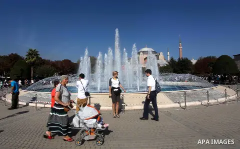 Foreign tourists during a tour in the Tourism places, in Turkey on Oct. 08, 2012. Photo by Ashraf Amra