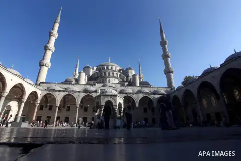 Foreign tourists during a tour in the Tourism places, in Turkey on Oct. 08, 2012. Photo by Ashraf Amra
