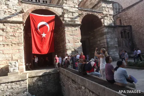 Foreign tourists during a tour in the Tourism places, in Turkey on Oct. 08, 2012. Photo by Ashraf Amra