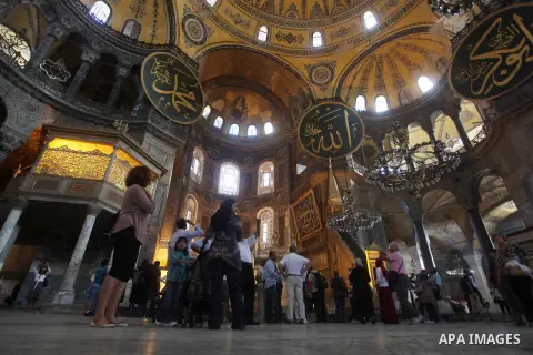 Foreign tourists during a tour in the Tourism places, in Turkey on Oct. 08, 2012. Photo by Ashraf Amra