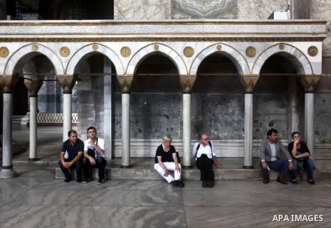 Foreign tourists during a tour in the Tourism places, in Turkey on Oct. 08, 2012. Photo by Ashraf Amra