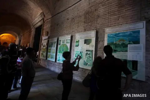 Foreign tourists during a tour in the Tourism places, in Turkey on Oct. 08, 2012. Photo by Ashraf Amra