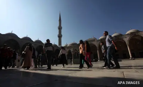 Foreign tourists during a tour in the Tourism places, in Turkey on Oct. 08, 2012. Photo by Ashraf Amra