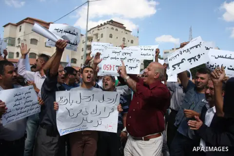 Palestinian workers demonstrate in front of the Council of Ministers during a protest the value of the minimum wage 1450 shekels, in the West Bank city of Ramallah, on Oct. 09, 2012. Photo by Issam Rimawi