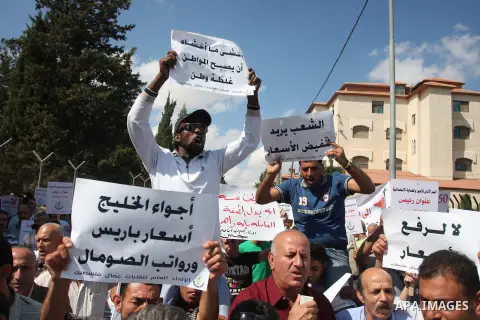 Palestinian workers demonstrate in front of the Council of Ministers during a protest the value of the minimum wage 1450 shekels, in the West Bank city of Ramallah, on Oct. 09, 2012. Photo by Issam Rimawi