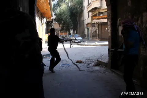 Free Syrian Army from liwaa al-Tawheed converge during heavy clashes with Syrian government forces near Aleppo's castle, in the city of Aleppo on September 18, 2012. Photo by Ahmed Deeb