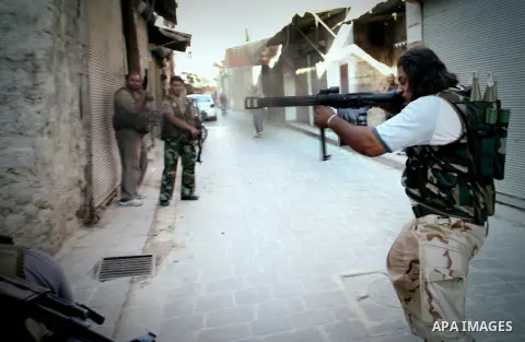 Free Syrian Army from liwaa al-Tawheed converge during heavy clashes with Syrian government forces in the neighborhood of al-Said Ali, in the city of Aleppo on September 07, 2012. Photo by Ahmed Deeb