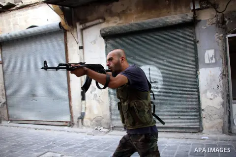 Free Syrian Army from liwaa al-Tawheed converge during heavy clashes with Syrian government forces in the neighborhood of al-Said Ali, in the city of Aleppo on September 07, 2012. Photo by Ahmed Deeb