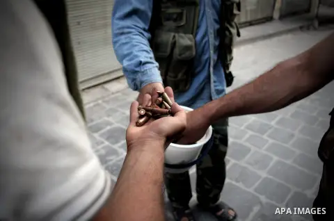 Free Syrian Army from liwaa al-Tawheed converge during heavy clashes with Syrian government forces in the neighborhood of al-Said Ali, in the city of Aleppo on September 07, 2012. Photo by Ahmed Deeb