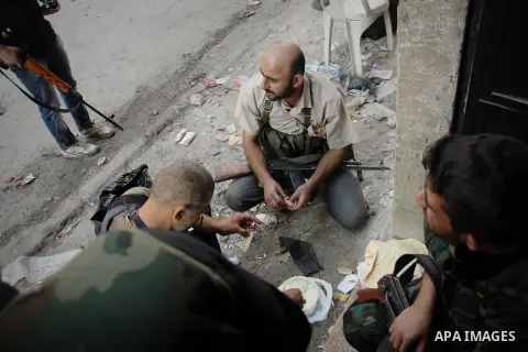 Free Syrian army survey the situation in Aleppo, Syria, September 12, 2012. Syrian FSA have vowed to retake control of the large Hanano army base in Aleppo, a few days after loosing control of it to Syrian government for...