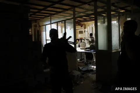 Free Syrian army survey the situation in Aleppo, Syria, September 12, 2012. Syrian FSA have vowed to retake control of the large Hanano army base in Aleppo, a few days after loosing control of it to Syrian government for...