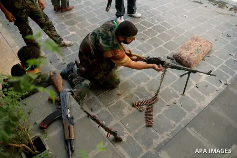Free Syrian Army from liwaa al-Tawheed converge during heavy clashes with Syrian government forces near Aleppo's castle, in the city of Aleppo on September 18, 2012. Photo by Ahmed Deeb