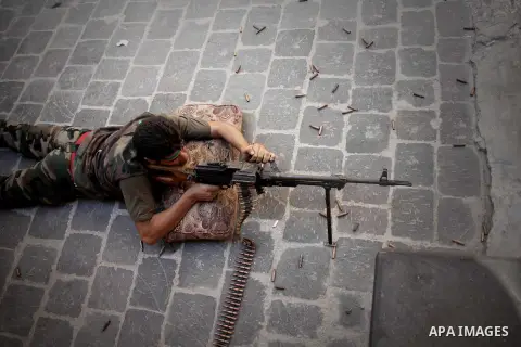 Free Syrian Army from liwaa al-Tawheed converge during heavy clashes with Syrian government forces near Aleppo's castle, in the city of Aleppo on September 18, 2012. Photo by Ahmed Deeb