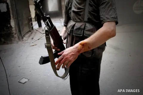 Free Syrian Army from liwaa al-Tawheed converge during heavy clashes with Syrian government forces near Aleppo's castle, in the city of Aleppo on September 18, 2012. Photo by Ahmed Deeb