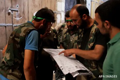 Free Syrian Army from liwaa al-Tawheed converge during heavy clashes with Syrian government forces near Aleppo's castle, in the city of Aleppo on September 18, 2012. Photo by Ahmed Deeb
