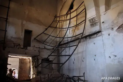 Free Syrian Army take position during clashes with regime forces near the old city market in Aleppo in northern Syria on September 20, 2012. Photo by Ahmed Deeb