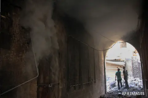 Free Syrian Army take position during clashes with regime forces near the old city market in Aleppo in northern Syria on September 20, 2012. Photo by Ahmed Deeb