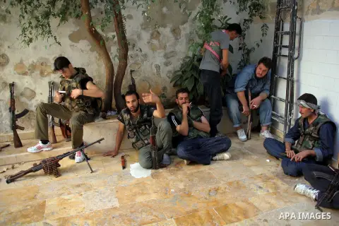 Free Syrian Army from liwaa al-Tawheed converge during heavy clashes with Syrian government forces near Aleppo's castle, in the city of Aleppo on September 18, 2012. Photo by Ahmed Deeb