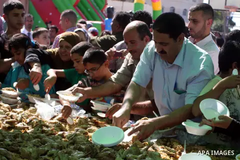 Palestinians participate in the festival largest "Couscous" dish (5 meters), a traditional Palestinian food, in the West Bank city of Ramallah, on Oct. 13, 212. Photo by Issam Rimawi