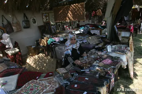 Palestinians woman participates in an exhibition Palestinian Heritage in Khan Younis in the southern Gaza Strip, on October 14, 2012. Photo by Eyad Al Baba