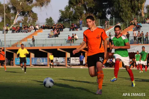 Palestinian soccer team of Shijaia and the team of Mashtal, play during the 5th round in the premier league in Gaza city on Oct. 14, 2012. Photo by Alaa Shamaly