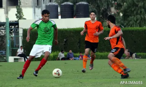 Palestinian soccer team of Shijaia and the team of Mashtal, play during the 5th round in the premier league in Gaza city on Oct. 14, 2012. Photo by Alaa Shamaly
