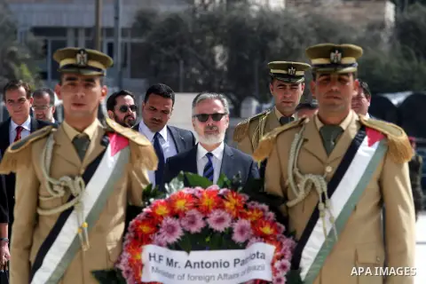Brazilian foreign Minister Antonio Patriota lays a wreath to the tomb of former Palestinian President and PLO-leader Yassir Arafat during a visit to the West Bank city of Ramallah, October 15, 2012. Photo by Issam Rimawi