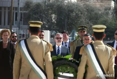 Brazilian foreign Minister Antonio Patriota lays a wreath to the tomb of former Palestinian President and PLO-leader Yassir Arafat during a visit to the West Bank city of Ramallah, October 15, 2012. Photo by Issam Rimawi