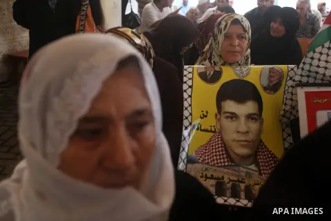 Palestinian women hold pictures of their relatives prisoners held in Israeli jails during a protest calling for their release in front of the red cross office in Gaza city October 22, 2012. Photo by Majdi Fathi