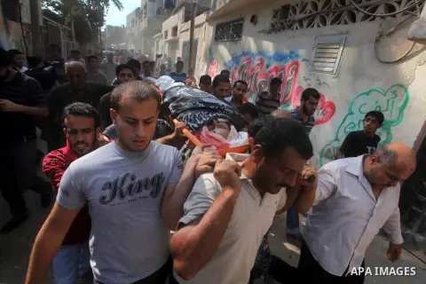 Palestinian mourners carry the body of Yasser al-Tarabeen during his funeral procession in Beit Hanun, in northern Gaza Strip, on October 22, 2012. Israeli air strikes killed two Gaza militants as they clashed with troop...