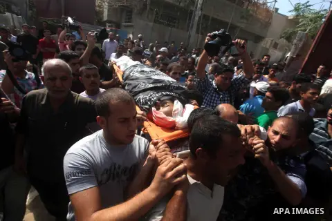 Palestinian mourners carry the body of Yasser al-Tarabeen during his funeral procession in Beit Hanun, in northern Gaza Strip, on October 22, 2012. Israeli air strikes killed two Gaza militants as they clashed with troop...
