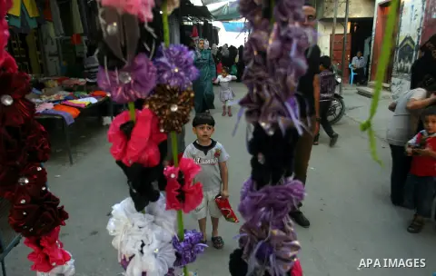 Palestinians shop in preparing to the celebration of Eid al-Adha festival at a market at the main market in Rafah southern Gaza strip, oct. 22, 2012. Muslims around the world prepare to celebrate Eid Al-Adha, which accor...
