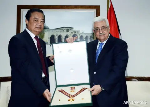 Palestinian President Mahmoud Abbas meets with the Chinese envoy to the peace process, in the West Bank town of Ramallah, 22 October 2012. Photo by Thaer Ganaim