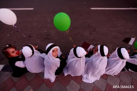 Palestinian children hold balloons in the colour of the national flag waits for the arrival of Emir of Qatar Sheik Hamad bin Khalifa al-Thani in Gaza City on October 23, 2012. Qatar's emir was warmly welcomed on a landma...