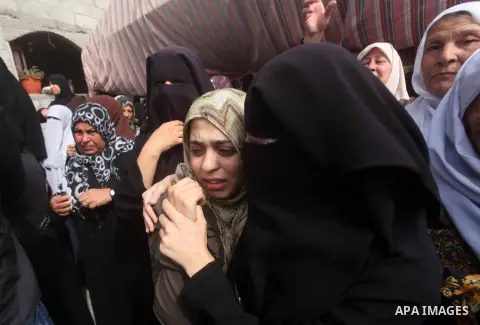 Palestinian relatives of Hamas gunman Loay Abu Jarad mourn during his funeral in Beit Lahiya in the northern Gaza Strip October 24, 2012. Israel killed a Hamas gunman in its second round of air strikes in as many days on...