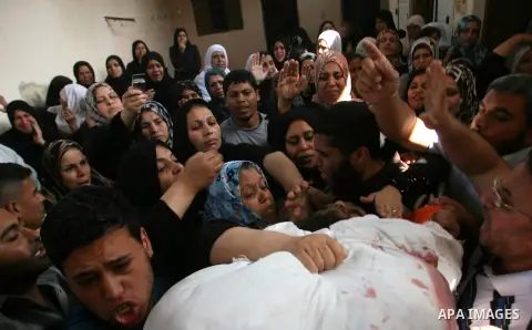 Palestinian mourners carry the body of militant Mohamed al-Shikh during his funeral in Rafah, southern Gaza Strip, on October 24, 2012. Palestinians fired more than 40 rockets from the Gaza Strip into Israel injuring thr...