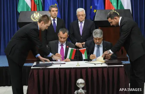 Palestinian president Mahmud Abbas (back right) and Bulgarian President Rosen Plevneliev attend signing cooperation agreements, in the West Bank city of Ramallah on October 24, 2012. Plevneliev is on an official visit to...