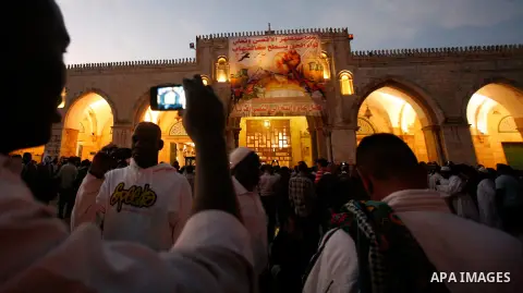 Foreign Muslim worshippers take pictures in front of the Dome of the Rock in Jerusalem's Old city in Jerusalem's old city on the first day of Eid al-Adha on October 26, 2012 as Muslims worldwide commemorate Eid al-Adha,...