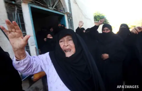 Relatives of Palestinian Suleiman al-Qarra mourn during his funeral in Khanions, in the Southern Gaza Strip, on October 28, 2012. Israel killed the Hamas gunman it accused of preparing to fire a rocket from the Gaza Stri...