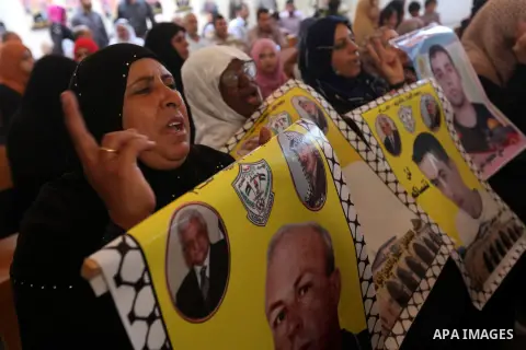 Palestinian women hold pictures of their relatives prisoners held in Israeli jails during a protest calling for their release in front of the red cross office in Gaza city October 29, 2012. Photo by Majdi Fathi