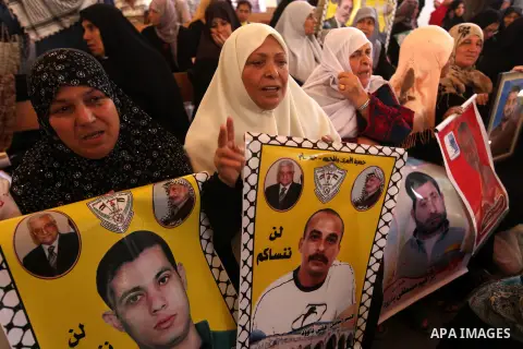 Palestinian women hold pictures of their relatives prisoners held in Israeli jails during a protest calling for their release in front of the red cross office in Gaza city October 29, 2012. Photo by Majdi Fathi