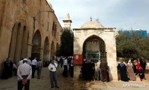 Palestinian Muslim worshipers walk at al-Aqsa Mosque compound after Friday prayer in Jerusalem's old city on 02 November 2012. Photo by Mahfouz Abu Turk