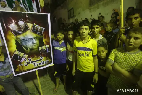 Hamas supporters attend a rally against Palestinian President Mahmoud Abbas in Jabalya in the northern Gaza Strip November 3, 2012. Abbas made a rare if symbolic concession to Israel on Thursday, saying he had no permane...