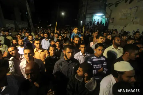Hamas supporters attend a rally against Palestinian President Mahmoud Abbas in Jabalya in the northern Gaza Strip November 3, 2012. Abbas made a rare if symbolic concession to Israel on Thursday, saying he had no permane...