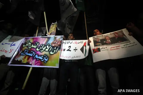 Hamas supporters attend a rally against Palestinian President Mahmoud Abbas in Gaza City November 3, 2012. Abbas made a rare if symbolic concession to Israel on Thursday, saying he had no permanent claim on the town from...