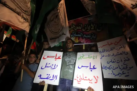Hamas supporters attend a rally against Palestinian President Mahmoud Abbas in Gaza City November 3, 2012. Abbas made a rare if symbolic concession to Israel on Thursday, saying he had no permanent claim on the town from...