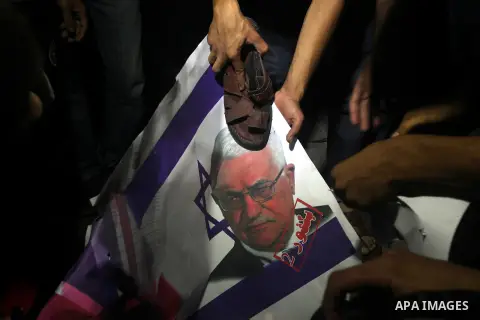 Hamas supporters attend a rally against Palestinian President Mahmoud Abbas in Gaza City November 3, 2012. Abbas made a rare if symbolic concession to Israel on Thursday, saying he had no permanent claim on the town from...