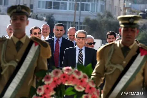 Egyptian politician and former Arab League secretary general, Amr Mussa lays a wreath on the tomb of late Palestinian leader Yasser Arafat upon his arrival in the West Bank city of Ramallah on November 4, 2012. Photo by...