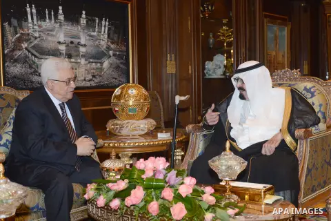 Palestinian President Mahmoud Abbas meets with the Saudi Arabian King Abdullah bin Abdul-Aziz, in Riyadh on November 12, 2012. Photo by Thaer Ganaim